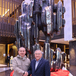 曾梵志巨型雕塑作品《乐山》在北京诺金酒店揭幕