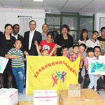 北京新世界酒店行政委员会成员探望自闭症儿童